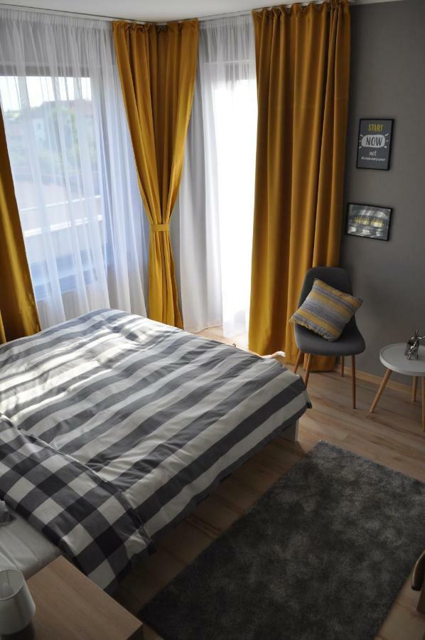 Sleep & Fly Apartment Otopeni Buitenkant foto